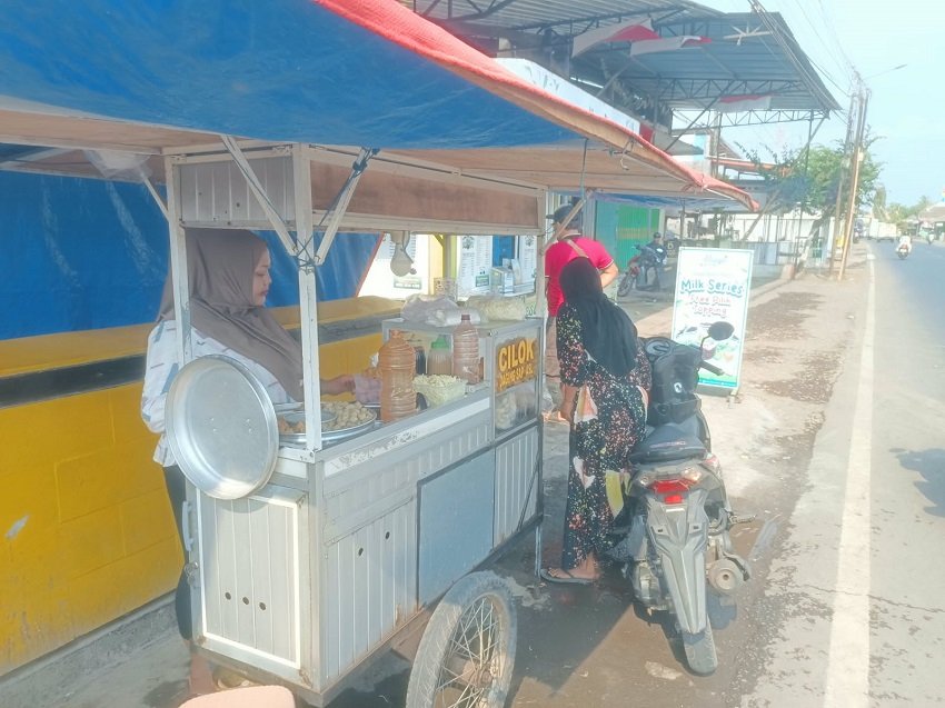 Bersama BMT NU, Ibu Uswatun Sulap Hasil Jualan Jadi Aset Masa Depan